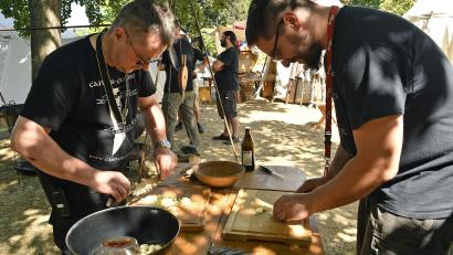 Bild: Petra Hartl
Hier wird Gulasch vorbereitet. Es gart dann im Brunnenfest-Lager am Maxplatz über offenem Feuer.