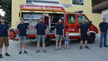 Bild: jr
Das 2021 gekaufte Gebrauchtfahrzeug der Feuerwehr Großensees erhält an diesem Sonntag, 14. August, den kirchlichen Segen. Darauf freuen sich besonders jene Brandschützer, die bei Umbau und Ausrüstung federführend mit angepackt haben. Im Bild (von links) Vorsitzender Matthias Härtl, Florian Riedl, Tobias Kipferl, Michael Männer mit Sohn Ludwig, Kommandant Thomas Lindner und Thomas Bayer.
