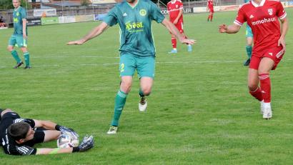 Bild: heh
Mitterteichs Torwart Tim Lauterbach (links) und die Hintermannschaft um Martin Bächer (Mitte) hatten gegen den SC 04 Schwabach fast alles im Griff und ließen kaum Tormöglichkeiten zu.