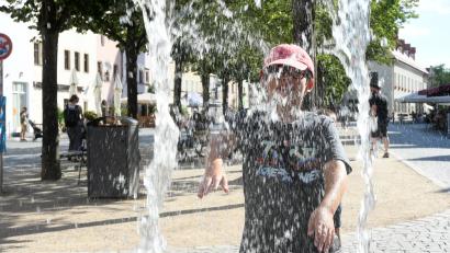 Bild: Gabi Schönberger
Der Brunnen in der Altstadt von Weiden bietet in der Sommerhitze Abkühlung.