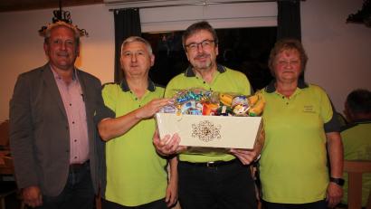 Bild: Siedlergemeinschaft Reuth/exb
Ein kleines Dankeschön für 28 Jahre Vereinsvorsitz, (von links) Bürgermeister Werner Prucker, Bernhard Greger, Edgar Wagner und Erna Ullrich.
