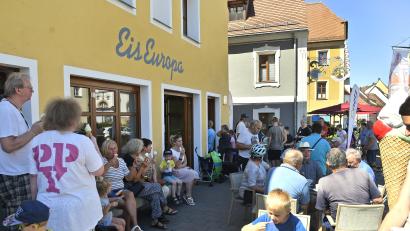 Bild: Petra Hartl
So einen Ansturm hat „Eis Europa“ bei der Eis-Tournee bislang noch nie erlebt. „Auch das Eis wird immer teurer, da nehmen die Leute kostenlos mit, was geht“, sagt eine Besucherin. Der Junge mit dem blauen Shirt ist Lukas Schmidt, er wird im Text beschrieben.