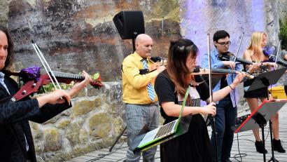 Bild: rgr
Professor Rudolf Haken (Zweiter von links) holt im Rahmen des Festivals junger Künstler Bayreuth das "Electric Strings Ensemble" auf die Naturbühne "Am Schönberg".