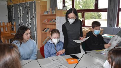 Archivbild: lue
Bisher gab es für die ukrainischen Schüler Willkommensgruppen an Grund- und Mittelschulen sowie an weiterführenden Schulen. In der pädagogischen Willkommensgruppe an der Mittelschule Waldsassen unterrichtete beispielsweise Lehrerin Olga Frank. Die Weißrussin brachte den Kindern Deutsch bei.