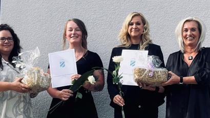 Bild: BFZ Marktredwitz/exb
Mit der Traumnote 1,0 schlossen Franziska Heinke (Zweite von links) und Sabrina Dogan (Dritte von links) ihre Ausbildung ab, Katja Schneider (links, Schulleitung Pflege und Altenpflege) und Daniela Flügel (rechts, Schulleitung Pflegefachhilfe) graulierten.