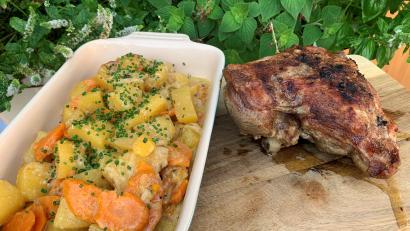 Bild:  Michael Schiffer 
Knusprig braun wird die Puten-Oberkeule gebraten. Dazu gibt es ein leckeres Gemüse mit Kartoffeln und Möhren.
