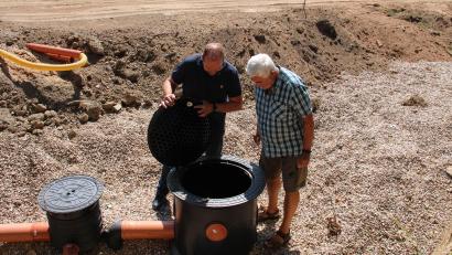 Bild: prh
Eine 25.000 Liter Regenwasser fassende Zisterne ist das Herzstück der neuen Beregnungsanlage auf dem DJK-Sportgelände. DJK-Vorsitzender Rupert Troppmann und Platzwart Jürgen Greiner werfen einen Blick hinein.