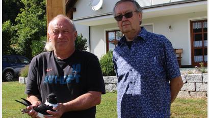 Bild: ds
Leonhard Renner (links) erhielt eine Bestnote für seinen Mährischen Strasser. Vorsitzender Joachim Hagen (rechts) dankte Renner, dass er die Ausstellung in seinem Anwesen ermöglichte.