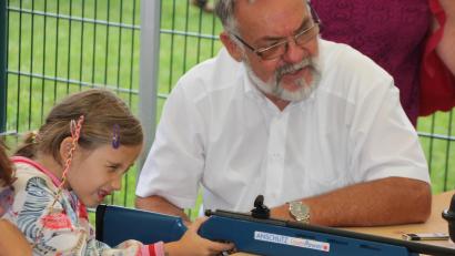 Archivbild: kro
Volle Konzentration war bereits 2019 bei der Lions-Kinder-Olympiade beim Schießen mit dem Lasergewehr angesagt.