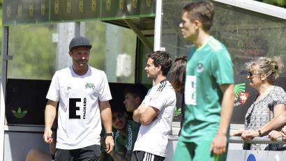 Archivbild: Hubert Ziegler
Nach einer Spielerrevolte wurden Trainer Jürgen Schmid (links) und Co-Trainer Johannes Geitner (rechts daneben) vom ASV Neumarkt entlassen. Jetzt kehren die beiden als Trainerduo der DJK Ammerthal zurück.