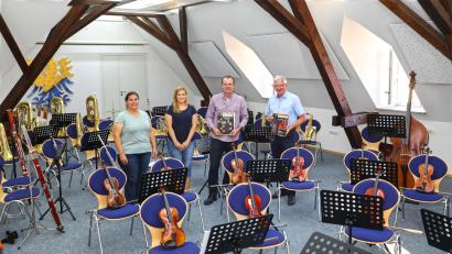 Bild: njn
Manuela Bergmann (von links), Jessica Müller und Initiator Markus Werner mit Bürgermeister Johannes Reger freuen sich auf viele Musikbegeisterte.