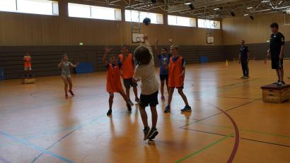 Bild: ptmo
Den Handball fest im Blick - und auf geht's beim Ferienprogramm.
