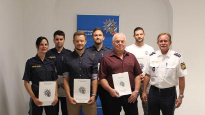Bild: Polizei Sulzbach-Rosenberg/exb
Polizeihauptkommissar Dieter Bücherl (Dritter von rechts) zusammen mit dem Inspektionsleiter Michael Kernebeck (rechts) und jungen Kolleginnen und Kollegen, die zum 1. September dieses Jahres befördert werden.