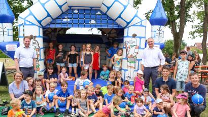Bild: Sabrina Meyer/exb
Bundestagsabgeordnete Susanne Hierl (von links), JU-Kreisvorsitzender Henner Wasmuth, Landtagsabgeordneter Harald Schwartz, Ortsvorsitzender Achim Kuchenbecker und Bürgermeister Albert Geitner beim CSU-Kinderfest.