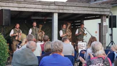 Bild: fvo
Von links: Die "Hulzstousboum" Jonas „Joni“ Kraus, Konstantin „Konsti“ Stahl , Andreas „Rais“ Holfelner und Julian „Jules“ Bauer spielen aus der Garage von Oberbernrieth Nummer 6
