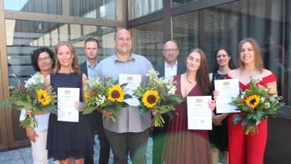 Bild: Kliniken Nordoberpfalz, Michael Reindl/exb
Tamina Lehner, Alexander Völkl, Lea Hofmann und Hannah Ziegert haben die Ausbildung mit Bestnoten (vordere Reihe, v.l.n.r.) abgeschlossen.