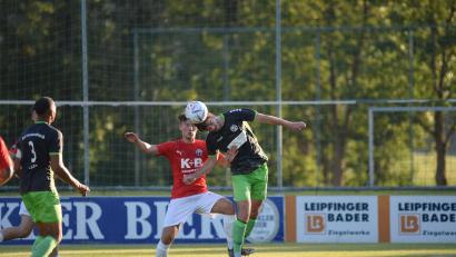 Archivbild: Brückmann
Der Gebenbacher Johannes Scherm (rechts) setzt sich bei einem Kopfballduell durch. Die DJK erwartet am Freitagabend den SC Eltersdorf.