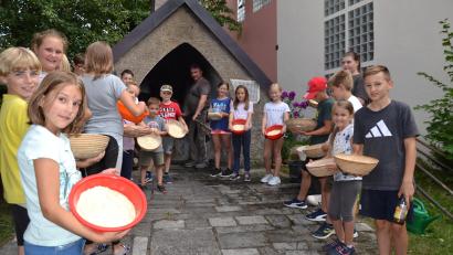 Bild: gi
Mit Begeisterung waren über 20 Kinder beim Brotbacken am Remmerer-Hof dabei. Andrea und Sandro Stefinger führten sie in die Geheimnisse des Brotbackens ein.