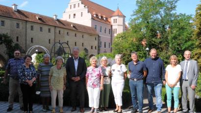 Bild: Christine Hollederer
Die Ruheständler bringen es zusammen auf 221 Dienstjahre. Landrat Richard Reisinger (4. von links), Personalratsvorsitzender Erich Findl (4. von rechts) und Personalamtsleiter Josef Kotz (rechts) dankten für treue und zuverlässige Dienste.
