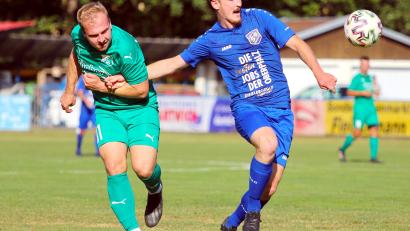 Bild: war
Der Etzenrichter Torjäger Martin Pasieka (rechts) lässt sich auch durch unfair zupackende Gegenspieler nicht aufhalten. Der Stürmer hat bereits vier Tore auf seinem Konto, was dem Freitag-Gegner FC Weiden-Ost sicherlich nicht entgangen ist.