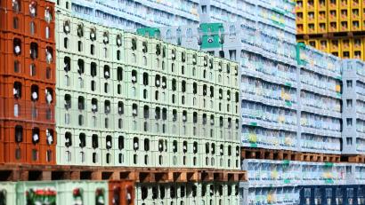 Symbolbild: Ina Fassbender/dpa
Immer wieder mal gibt es im Sommer Aufrufe von Getränkehändlern, dass Kunden ihr Leergut zurückbringen sollen. Die Hitzewelle macht sich im Landkreis Schwandorf zwar bemerkbar, einen dramatischen Leergutmangel gibt es allerdings noch nicht.