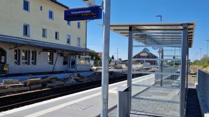 Bild: Thomas Dobler
Der barrierefreie Ausbau des Bahnhofs Schwarzenfeld wird voraussichtlich im September abgeschlossen. Wegen des Lärms, der bei Nachtbauarbeiten anfällt, gibt es von der Bahn Entschädigung.