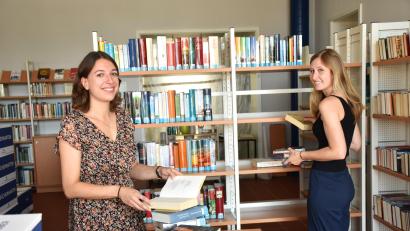 Bild: ubb
Büchereileiterin Christine Henrich (von links )und Mitarbeiterin Tatjana Till sortieren beim Einräumen der Bücher alte, angestaubte Literatur, die nicht mehr gelesen wird, rigoros aus.