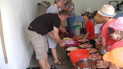 Bild: Karl Meier/exb
Salami, Schinken oder nur Käse? Beim Kinderferienprogramm der Freien Wähler Neustadt wählen die kleinen Pizzabäcker ihren Belag ganz nach Geschmack.