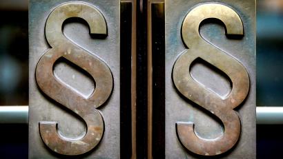 Symbolbild: Oliver Berg/dpa
Jemandem den Vogel zeigen, "kostet" 600 Euro. Zumindest in einem aktuellen Fall, der jetzt vor Gericht kam.