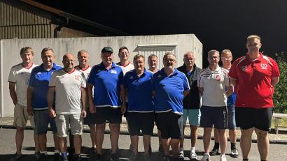 Bild: Eisclub Konnersreuth/exb
Die besten Teilnehmer des Brotzeit-Turniers zusammen mit dem Vorsitzenden des EC Konnersreuth, Florian Härtl (rechts).