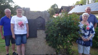 Bild: hka
Femmy Nachtegaal-Knorr von Rosenroth und ihr Mann Jan (rechts) zusammen mit Sabine und Hans Falk vor dem Gedenkstein des Universalgelehrten in Großalbershof.
