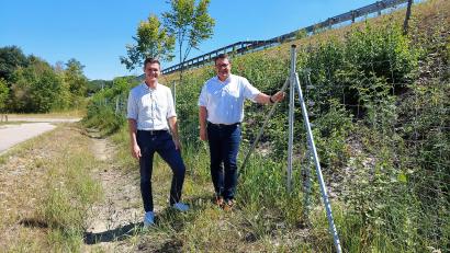 Bild: Michael Weiß/exb
Bei einer Ortsbegehung bedankte sich Bürgermeister Thomas Falter (rechts) bei Björn Letz (links) vom Staatlichen Bauamt Amberg-Sulzbach.