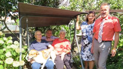 Bild: adj
Ewald Kische feiert mit seinem Hund Gustl, Familie und Freunden seinen 85. Geburtstag: (von links) Ewald Kische, Bürgermeister Ernst Schicketanz, Ehefrau Irmgard, Tochter Regina und Schwiegersohn Peter Kestel.