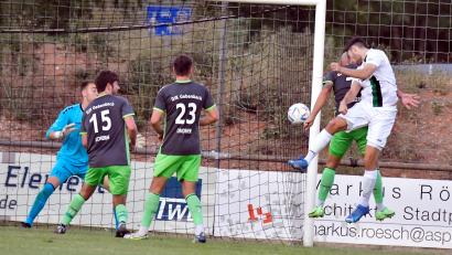 Bild: Hubert Ziegler
Das war der Anfang vom Ende für die DJK Gebenbach: Matthias Löblein (ganz rechts) köpft die 1:0-Führung für die Gäste aus Eltersdorf. Nico Becker von der DJK Gebenbach (rechts, hinten) kann den Eltersdorfer nicht mehr stören, Torhüter Christoph Lindner, Johannes Scherm und Jonas Linder (von links) von der DJK Gebenbach sind machtlos.