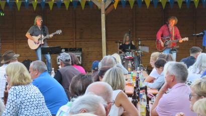 Bild: adj
Günther Hagn, Uschi und Stefan Sommer unterhielten mit Akustik Rock bei der Serenade im Klostergarten ST. Felix