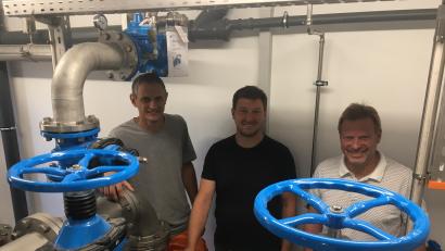 Bild: gri
Die Wasserwarte Peter Meßmann und Thomas Bischof mit Bürgermeister Alwin Märkl (von links) im neu gebauten Pumpwerk bei Lintach.
