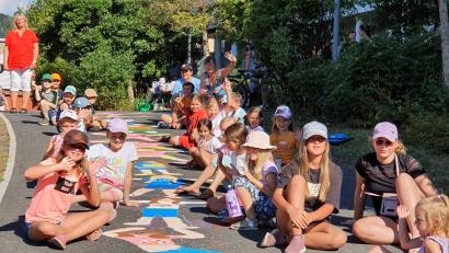 Bild: jzk
Eine bunte Kindermenschenkette entstand beim Ferienprogramm „Straßenkunst“.