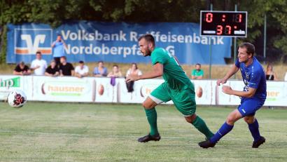 Bild: war
Dominik Forster (links) vom FC Weiden-Ost entwischt in dieser Szene dem Etzenrichter Spielertrainer Andreas Wendl. Eine seltene Szene: Der SV Etzenricht fertigte den Aufsteiger FC Ost auf dessen Gelände mit 6:0 ab.