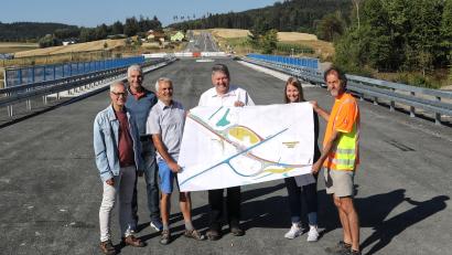 Bild: njn
Zweiter Bürgermeister Bernhard Schmidt (Vierter von links) mit Stadtrat Reinhold Kastner (Zweiter von links) sowie Baudirektor Gerhard Kederer mit seinen Mitarbeitern vom Staatlichen Bauamt Amberg-Sulzbach.