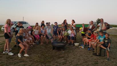 Bild: gi
Auf dem Jakoberl-Bauernhof in Fluröd versammeln sich die Moosbacher Ferienkinder um die Feuerschale.