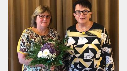 Bild: soj
Marita Kuchenreuther (rechts) bedankte sich bei Anni Lautenbacher mit einem Blumenstrauß für den kurzweiligen Vortrag.