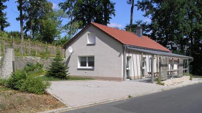 Bild: öt
Sehr einladend präsentieren sich zum 25. Jubiläum der Dorfgemeinschaft Wernersreuth nach mehrmaligen Umbauten das „Haisl“ sowie das Umfeld mit Kriegerdenkmal.