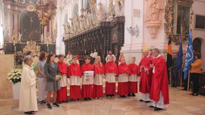 Bild: Monika Demmer/exb
Die Initiatoren und Mitwirkenden des Musicals "Esther, die Königin der Perser" überreichten den Erlös an Pfarrer Dr. Thomas Vogl (rechts, neben Bischof Dr. Rudolf Voderholzer).