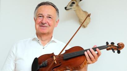 Bild: Wolfgang Steinbacher
Dr. Harald Knerer-Brütting, Sozialreferent der Stadt Amberg, mit seiner neuen Geige. Die hat er von seiner Frau samt Unterricht geschenkt bekommen. Das Tier im Hintergrund hat er übrigens nicht selbst geschossen, sondern irgendwann mal geschenkt bekommen.