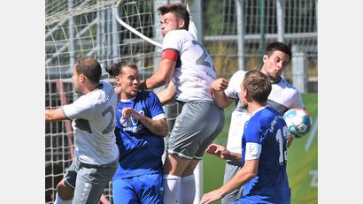 Bild: Büttner, Gerhard
David Bezdicka (Zweiter von links) mitten im Getümmel: Beim 4:0-Sieg der SpVgg SV Weiden gegen den 1. FC Geesdorf lochte der Neuzugang aus Tschechien gleich dreimal ein.