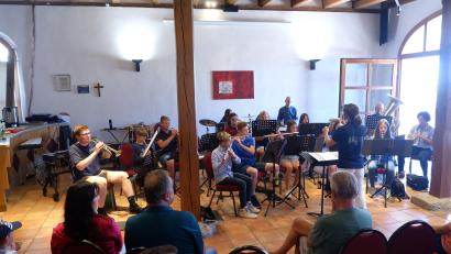 Bild: bö
Das Angebot zum Erlernen eines Musikinstrumentes bei der Trachtenkapelle Hohenburg ist verlockend: Die Nachwuchsmusiker zeigten mit einem kleinen Konzert, wie schön Musik sein kann.