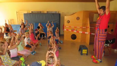 Bild: adj
Der Zauberer vom Hexenberg alias Wolfgang Götz verstand es die Kinder in seiner Show mitzunehmen.