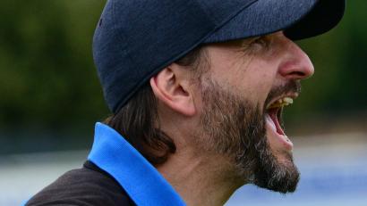 Bild: ham
Wolfgang Richthammer, Trainer des 1. FC Schmidgaden, stimmt seine Truppe auf das Kirchweihspiel gegen Tabellenführer TSV Dieterskirchen ein.