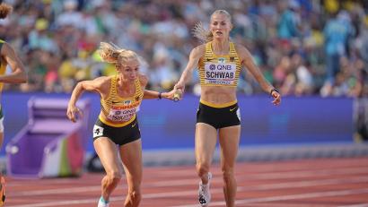 Archivbild: Michael Kappeler/dpa
Die deutsche 4x400-Meter-Staffel mit Corinna Schwab (rechts) wird in München am kommenden Freitag starten. Ihr erstes Einzelrennen läuft Schwab am Montag über die 400 Meter.