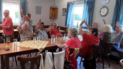 Bild: sm
Mit viel Freude sind die Senioren des AWO-Seniorenclubs in Altenstadt/WN bei der sommerlichen Feier dabei.